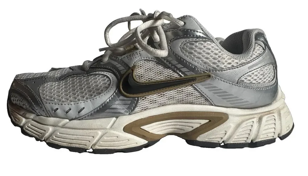 Nike V5 RNR Men’s 8.5 White Metallic Silver Gold Running Shoes HJ5228-100